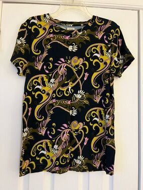 L’AGENCE Ressi Fitted Tee in Olive Abstract Scarf Print, Short-Sleeve, L